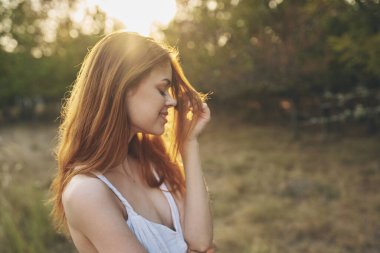 Güzel kadın doğa, tatil, temiz hava.