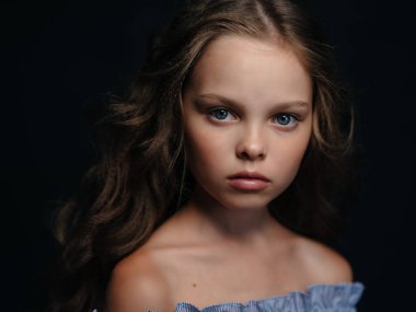 Güzel kız makyaj stüdyosu moda makyaj malzemesi koyu arkaplan