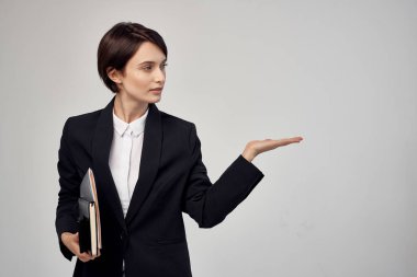 Siyah ceketli kadın ofis yaşam tarzını belgeliyor.