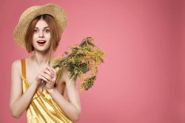 Mulher bonita vestido dourado flores romance verão humor decoração — Fotografia de Stock