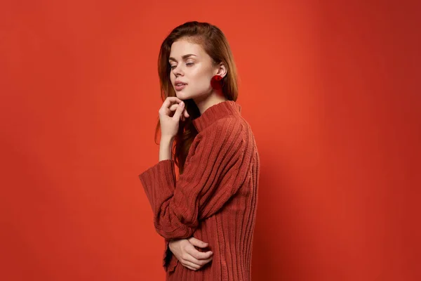 Mujer de pelo rojo en suéter rojo pendientes de joyería de moda — Foto de Stock