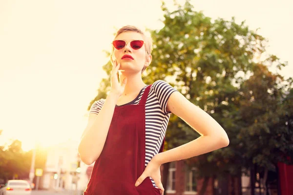 Kvinna bär solglasögon utomhus gå frihet livsstil — Stockfoto