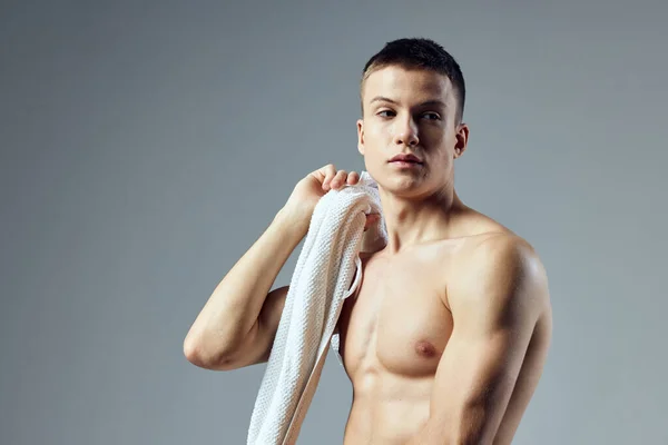 Homme sportif look attrayant corps musclé serviette sur les épaules fond isolé — Photo