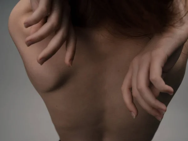 Обнаженная спина женщины, позирующие анорексии крупным планом — стоковое фото