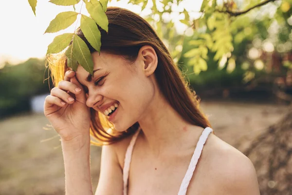 Mooie vrouw in de buurt van boom groene bladeren glamour huis close-up — Stockfoto