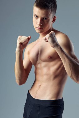 Seksi erkek atlet çıplak vücut geliştirici gri arka plan modeli