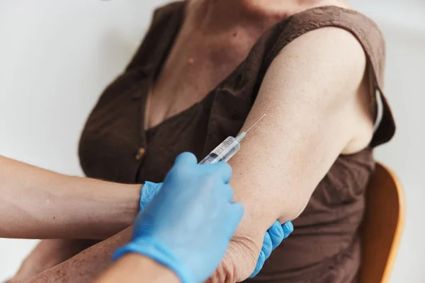 臂部疫苗免疫保护中的一枪 — 图库照片