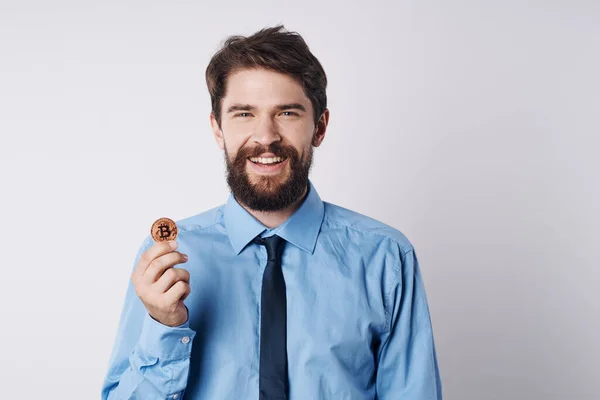 Χαρούμενος επιχειρηματίας σε ένα πουκάμισο με γραβάτα cryptocurrency Bitcoin χρηματοδότηση επενδύσεων — Φωτογραφία Αρχείου