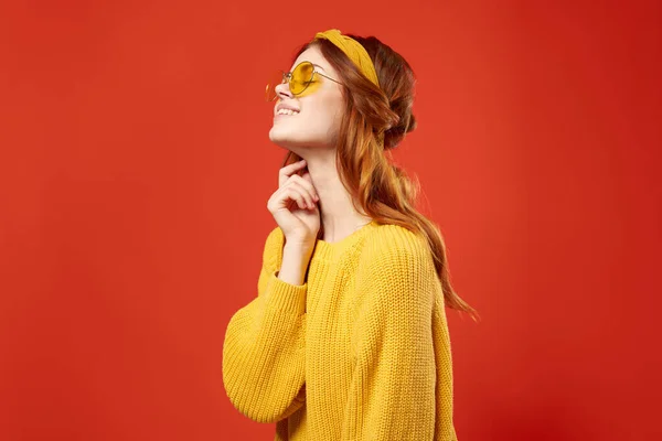 Glad kvinna i gula glasögon tröja hipster mode retro stil — Stockfoto