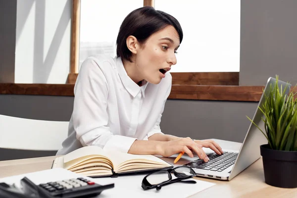 Mulher sentada em sua mesa no escritório na frente de um laptop trabalho executivo profissional — Fotografia de Stock