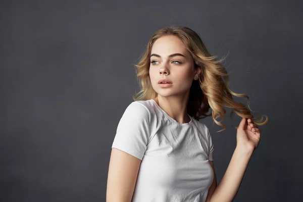 Blondýny v bílém tričku model pózování studio tmavé pozadí — Stock fotografie