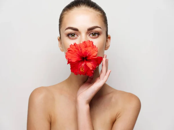 Mujer Hombros Desnudos Con Flor Roja Boca — Foto de Stock