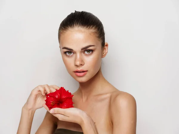 Hübsche Frau Mit Roter Blume Den Händen Posiert — Stockfoto