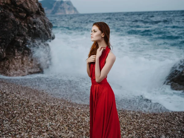 Γυναίκα Κόκκινο Φόρεμα Κοντά Στον Γκρεμό Που Ποζάρει Υψηλής Ποιότητας — Φωτογραφία Αρχείου