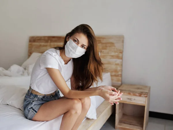 Donna Che Indossa Una Maschera Medica Seduta Letto Una Stanza — Foto Stock