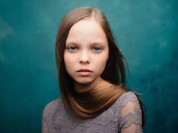 Meisje met lang haar poseren bijgesneden uitzicht groene achtergrond — Stockfoto