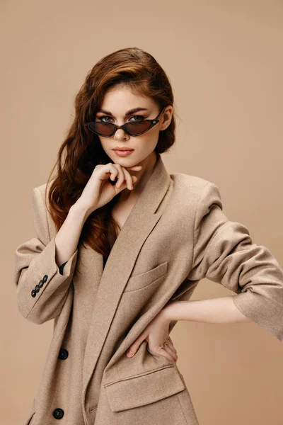 Mulher Elegante Com Óculos Posando Fundo Bege Foto Alta Qualidade — Fotografia de Stock