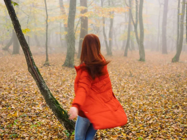 Woman in red jacket in autumn forest fog nature fresh air — Stock Photo, Image