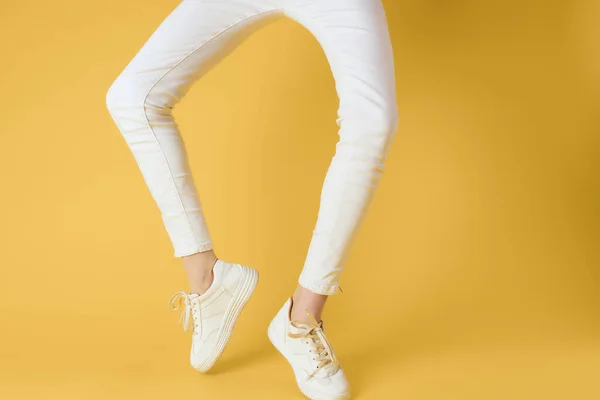Scarpe da donna sneakers stile di vita moda posa — Foto Stock
