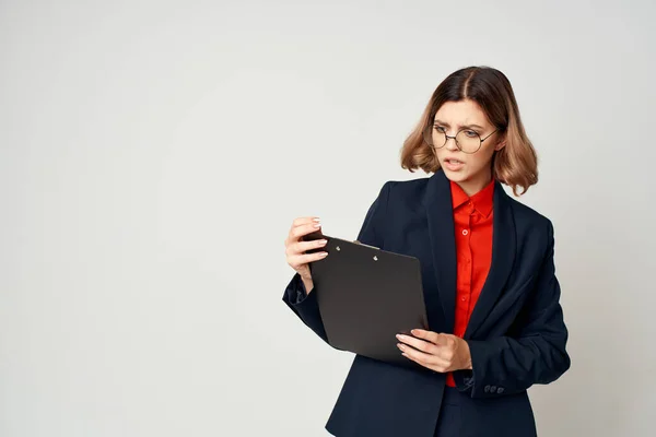 Femme en costume documents officiel gestionnaire emploi — Photo