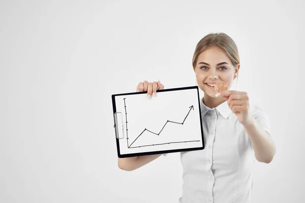 Woman Holding Graph Cryptocurrency Economy High Quality Photo — Stock Photo, Image