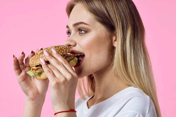 Kobieta Białej Koszulce Jedząca Hamburgery Restauracji Wysokiej Jakości Zdjęcie — Zdjęcie stockowe