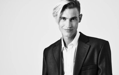 Takım elbiseli yakışıklı adam saç stili poz stüdyosu