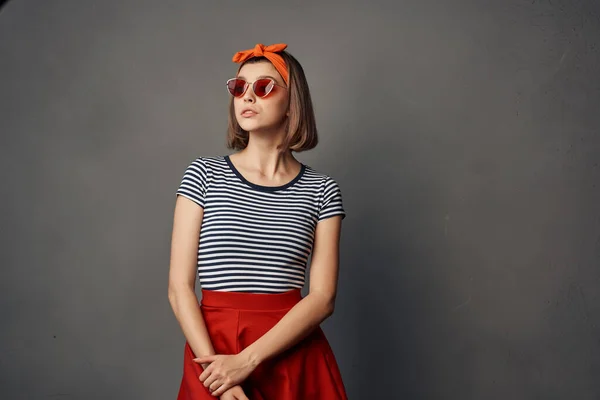 Mooie vrouw in gestreept t-shirt rood rok poseren mode zomer stijl — Stockfoto