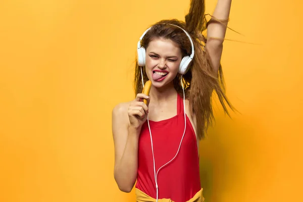 Mujer en auriculares blancos escuchando música entretenimiento fondo aislado —  Fotos de Stock