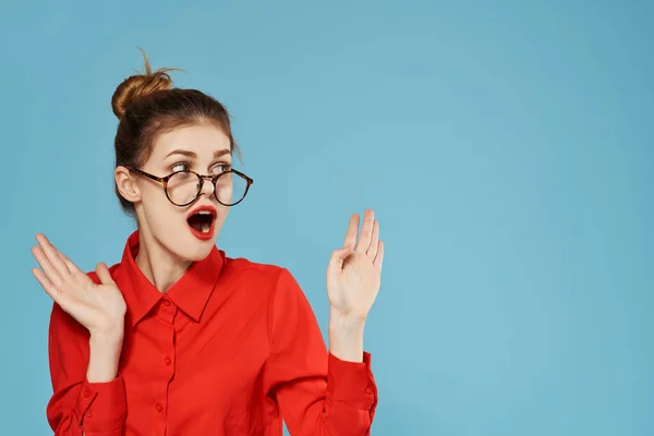 Mulher de negócios emocional em camisa vermelha usando óculos gestos com as mãos de trabalho — Fotografia de Stock
