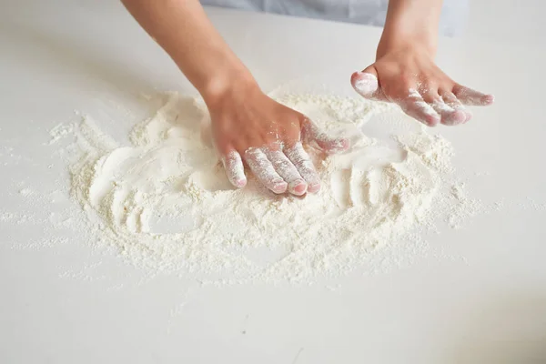 Kvinna bagare mjöl professionell jobb matlagning — Stockfoto