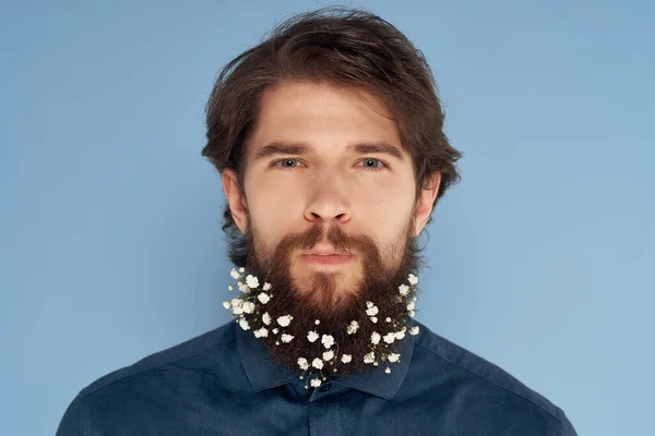 Homme dans un chapeau fleurs dans un visage chemise barbe gros plan — Photo