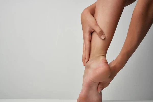 Lesión en el pie masaje problemas de salud medicina de cerca —  Fotos de Stock