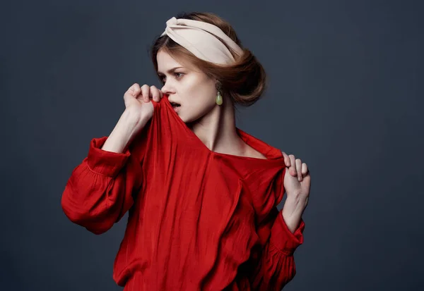 Mulher em vestido vermelho decoração headband luxo — Fotografia de Stock