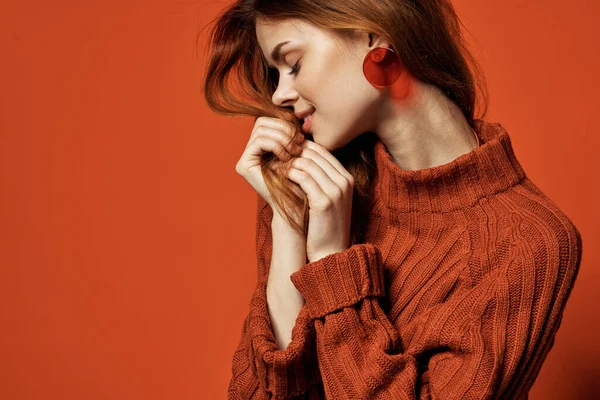 Attraktiv rödhårig kvinna röd tröja örhängen smycken mode — Stockfoto