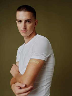 Omzunda yapıştırıcı olan adam. Omuz aşısı modeli covid-19 pasaport.