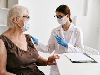 Hemşire ve hasta hastane aşısı için pasaport.