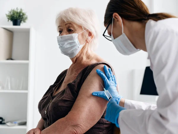 Läkare och patient covid-19 vaccin injektion pass sjukhus — Stockfoto