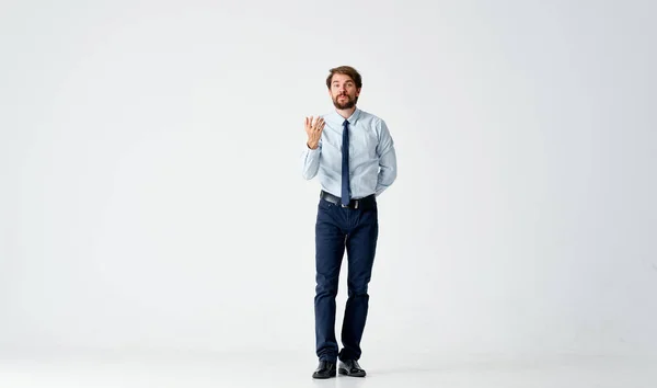 Üzletember Pólóban Irodai Nyakkendővel Pózol Könnyű Háttérrel Kiváló Minőségű Fénykép — Stock Fotó