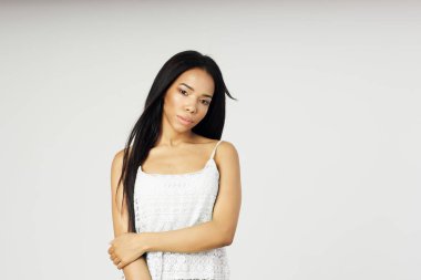 Neşeli, güzel, Afrikalı parlak makyajlı, moda arkaplanı.