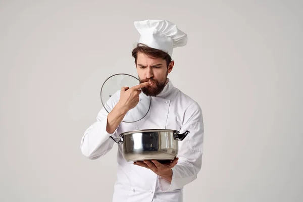 Homem Uniforme Cozinheiro Uma Panela Nas Mãos — Fotografia de Stock