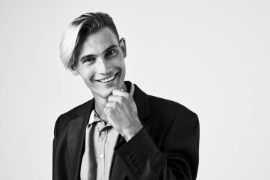 Takım elbiseli şık saçlı yakışıklı bir adam. 