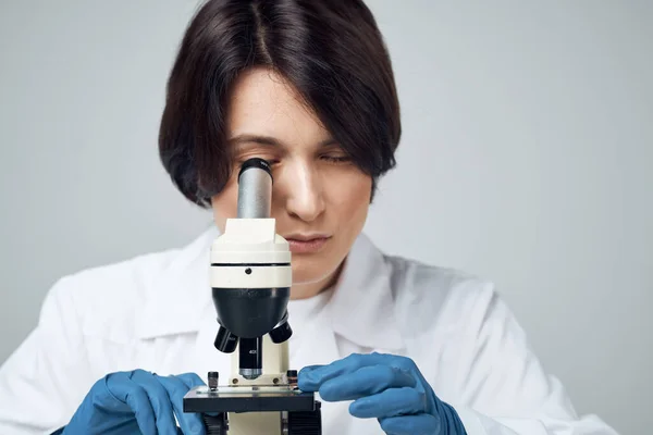 Neşeli kadın laboratuvar asistanı mikroskop araştırma biyoteknolojisi — Stok fotoğraf