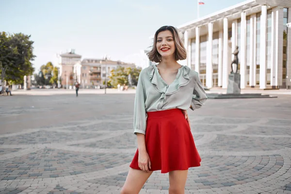 Vrouw Wandelen Het Plein Buiten — Stockfoto