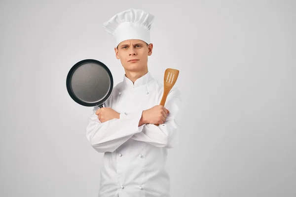 Kock med köksredskap stekpanna arbete matlagning — Stockfoto