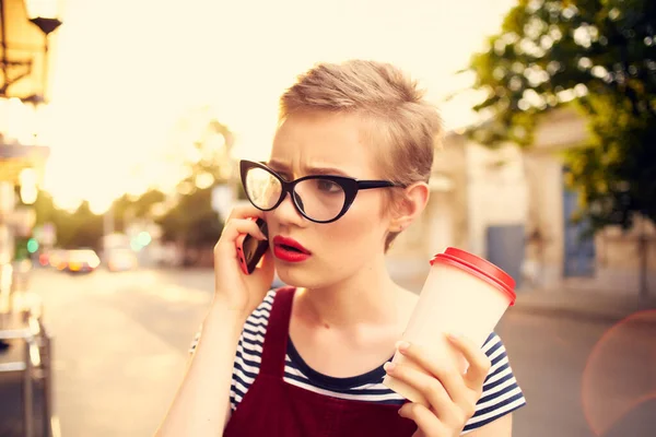 Jolie femme en plein air parler au téléphone style de vie été gros plan — Photo