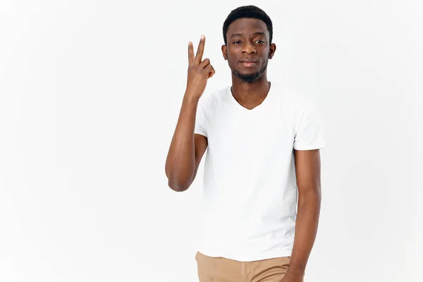 Bell'uomo dall'aspetto africano in t-shirt gesticolare con lo stile di vita delle mani — Foto Stock