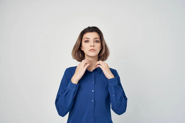 Stüdyoda Poz Veren Mavi Gömlekli Bir Kadını — Stok fotoğraf