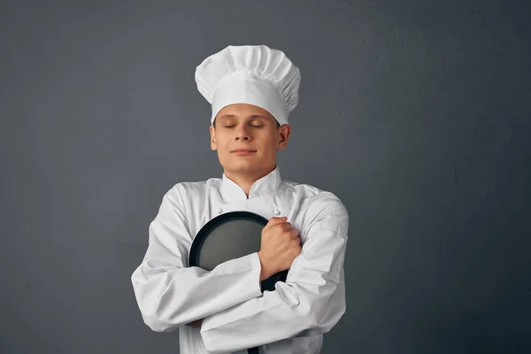 Padella per friggere chef maschile in cucina ristoranti di lavoro a mano — Foto Stock