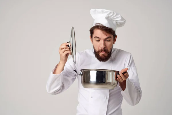 Chef Masculino Alegre Olhando Para Panela Foto Alta Qualidade — Fotografia de Stock